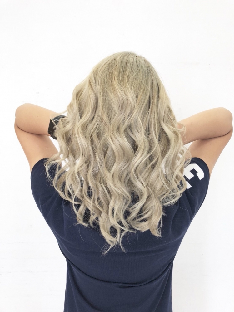Blonde color !! we have olaplex treatment which help your hair less damage!